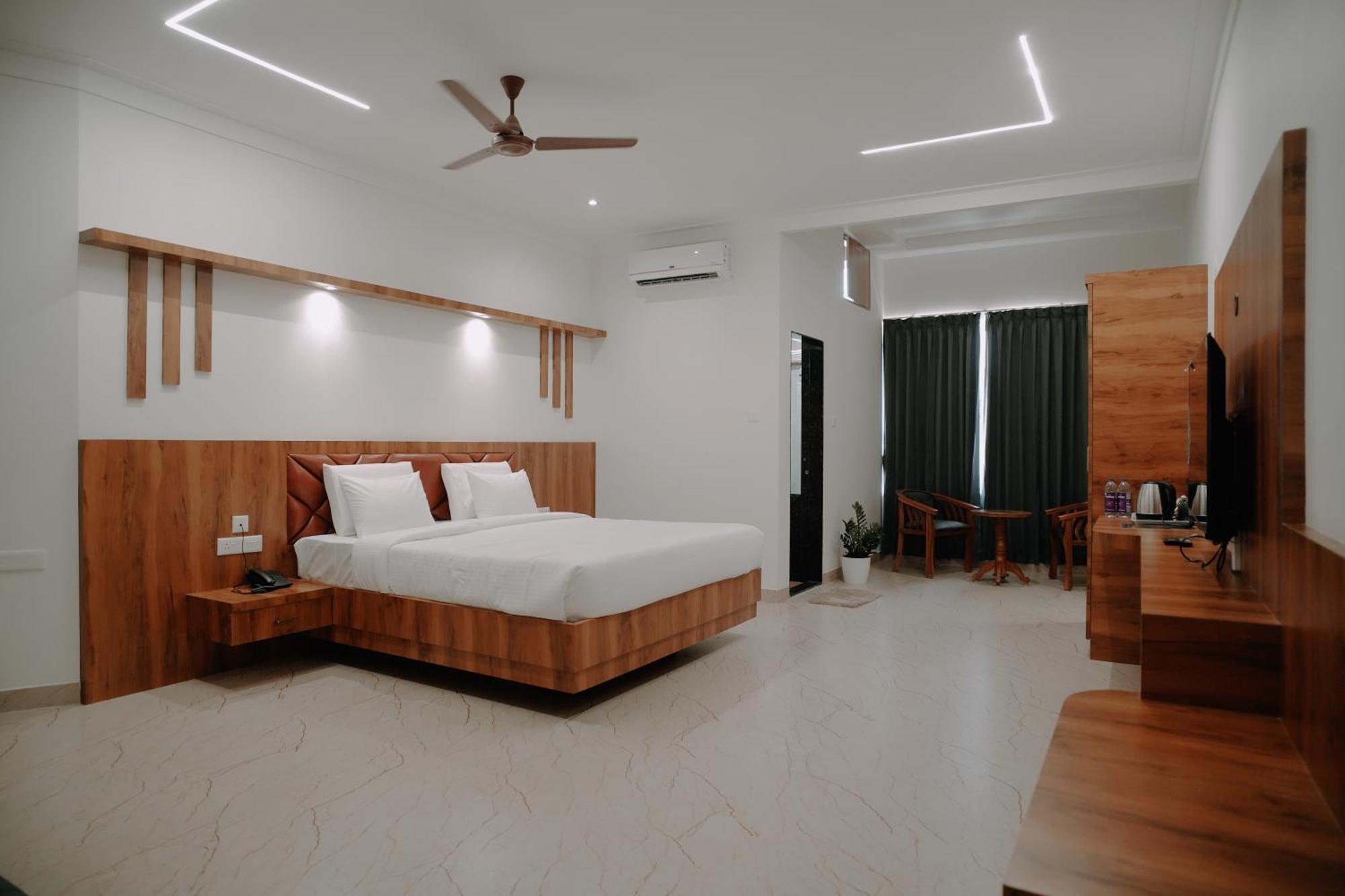 Shambhavi Hotel And Convention Centre Udupi Bagian luar foto
