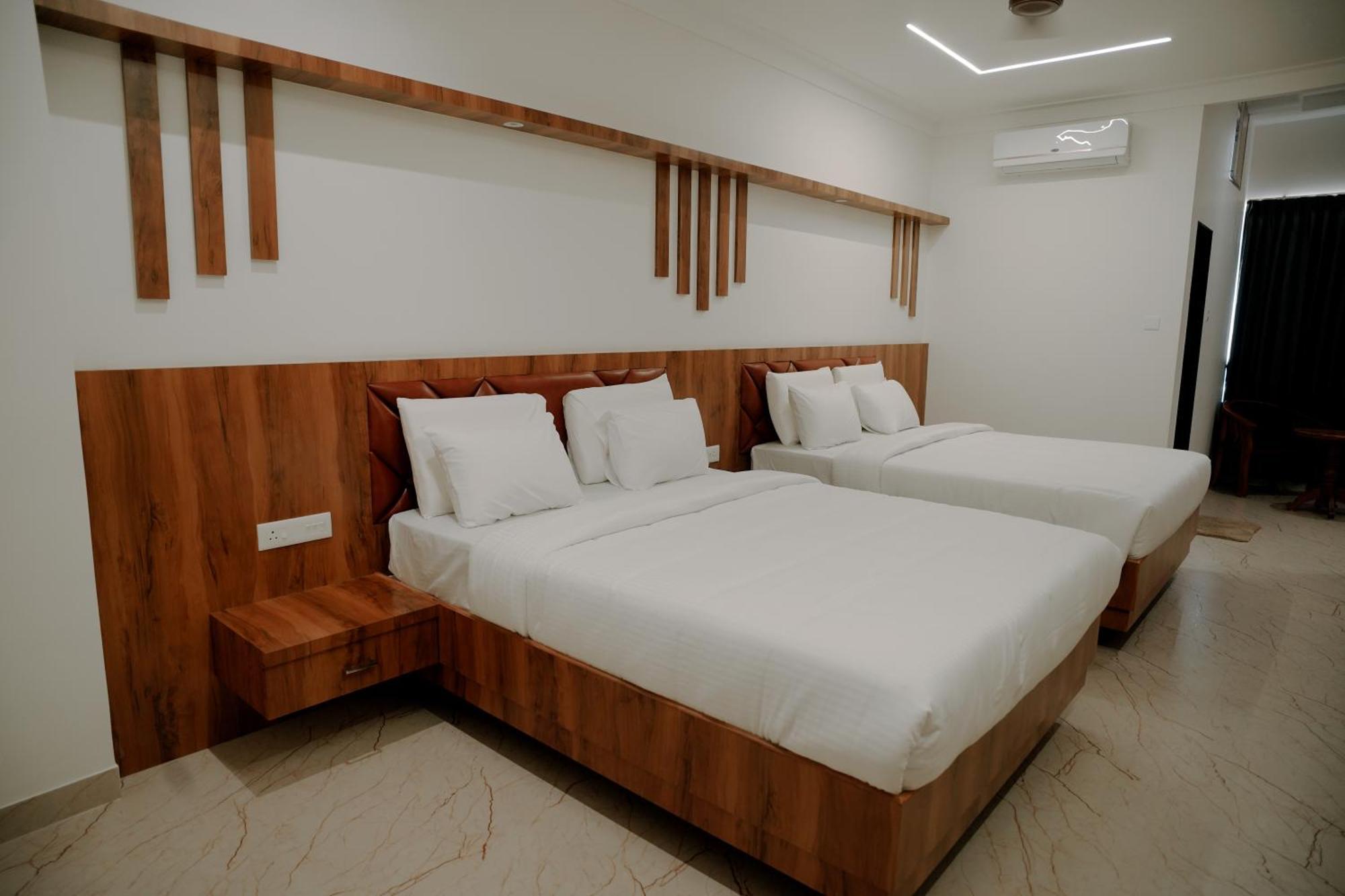 Shambhavi Hotel And Convention Centre Udupi Bagian luar foto