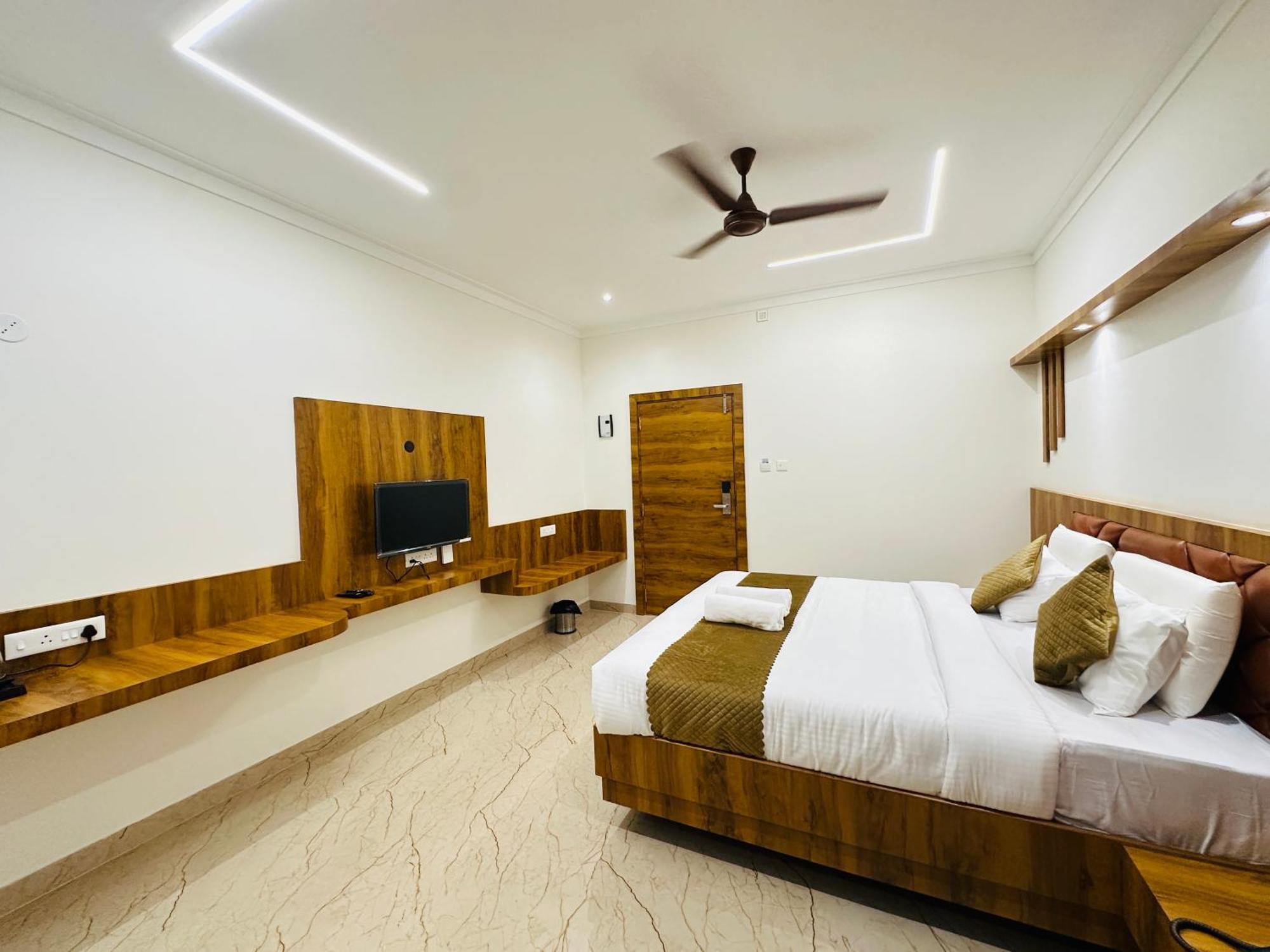 Shambhavi Hotel And Convention Centre Udupi Bagian luar foto